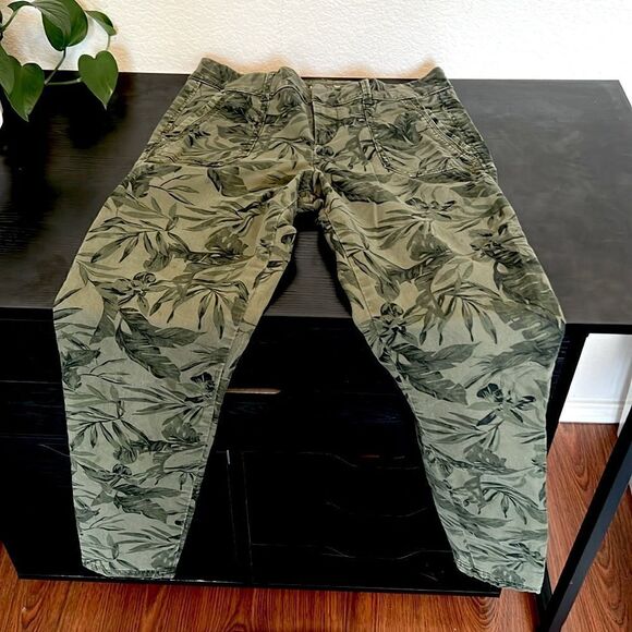 Old Navy Pixie Pants with a Green Tropical Camo Deisign - Size 2 Tall - Picture 1 of 6